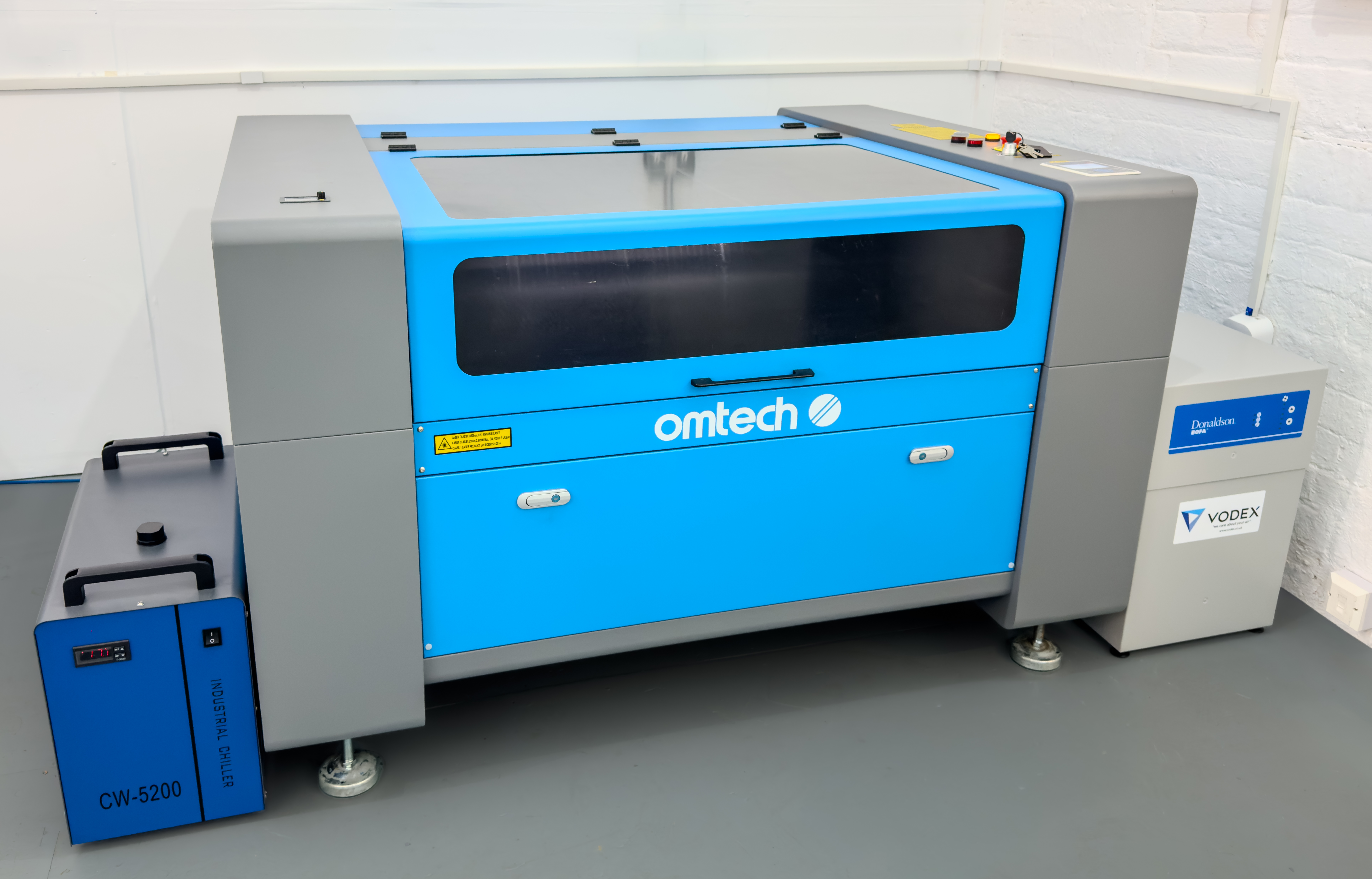 CO2 laser cutter with chiller and extraction system